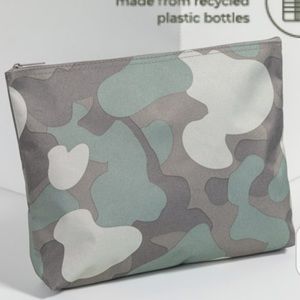 Thirty-one Soft Camo Zipper pouch NWT